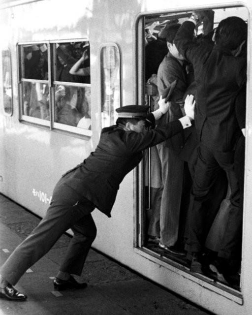 Japonya'da "oiya" ad verilen bu grevlinin ii, trenlere smayan insanlar iterek sktrmaya almak. lkemizin byk ehirlerindeki isizlik ve toplu tama sorunlar iin iyi bir fikir. zellikle de metrobslerde...