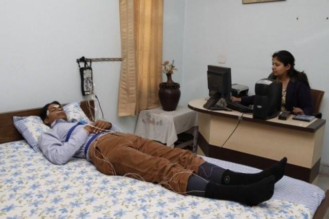 Profesyonel uykucular, uyku zerine aratrmalar yapan bilim insanlarnn almalarna yardmc olmak iin uyuyorlar. Uyuyarak bir ylda kazanlan para 15 bin dolar civarnda.