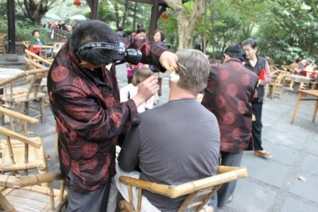 "Profesyonel kulak temizleyici"ler. Bari profesyonelliklerini sokan ortasnda sergilemeselerdi...