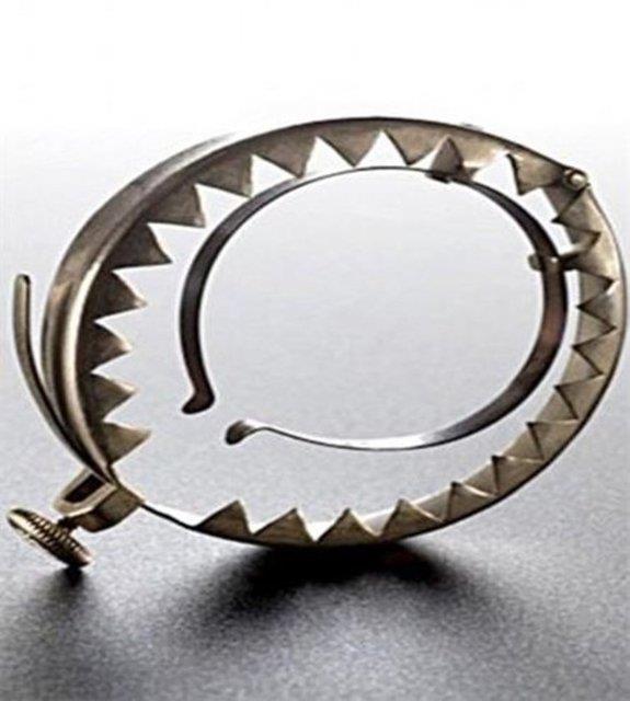 Ereksiyon nleyici Halka: Muhafazakar Viktoria anda, mastrbasyon salksz olarak grlyordu. Penisin etrafn saran bu alet taklyken eer erkek ereksiyon yaarsa i tarafta kalan sivri ular cilde batarak isteksizlik hali oluturuyordu.