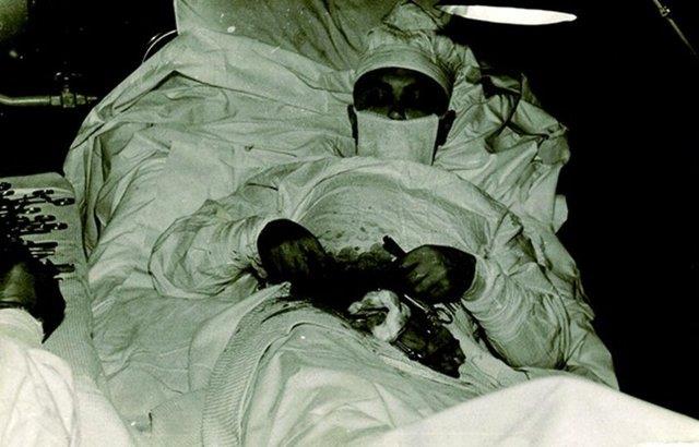 Leonid Rogozov, kendi apandisit ameliyatn 30 nisan 1961 kendi yapan bir Sovyet doktor. Bir insann bana gelebilecek en byk arlardan biri olan apandisit arsn kendisini ameliyat ederek zm ve tarihe gemitir.