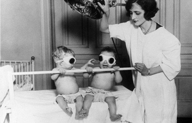 Tbbn korkutucu tarihi!  Raitizm D vitamini eksikliine bal olan kemiklerde zayfla ve ekil bozukluklarna sebep olan bir hastalktr. Gemi zamanda, tedavi solaryum aletiyle yaplmaktayd.