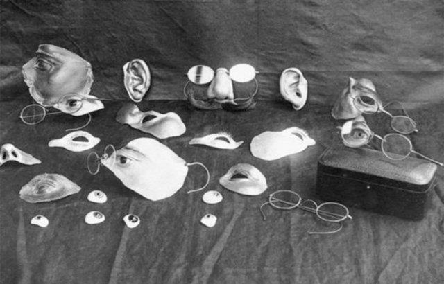 Plastik Cerrahi: Belki inanmas zor olabilir ama basit plastik cerrahi ok eski zamanlardan beri kullanlmaktadr. Bu yzden gnmze kadar son derece basitti. Bu rpertici maskeler yzdeki yaralanmalar gizlemesi iin kullanlyordu.