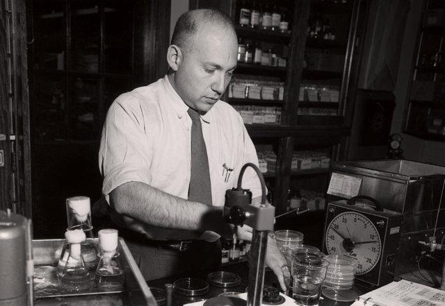 1958 Nobel Fizyoloji veya Tp dl'n almaya hak kazanan Joshua Lederberg aslnda bu dl karsyla yapt ortak alma sonrasnda ald. dln sadece Joshua Lederberg'e verilmesi bu nedenle eletirilere neden oldu.