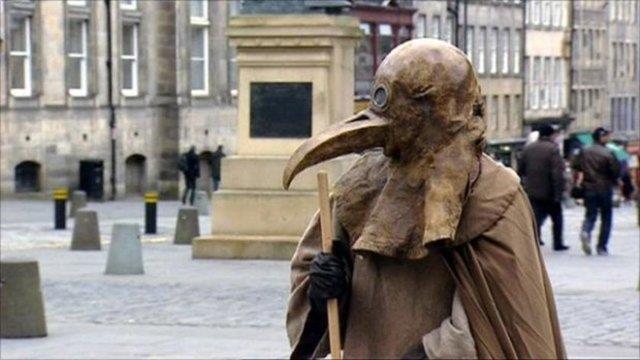 Bu doktorlar tedavi olarak hastay krbalama(ya da azarlama) yntemini kullanyorlard nk veba Tanrnn cezalandrmas olarak grlyordu. Ayrca tedavi sresince kan temizlemesi iin slk kullanlyordu.