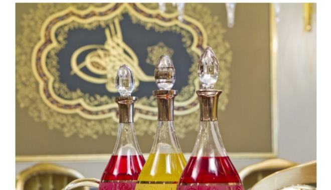 OSMANLI ERBET  Arapa ariba kelimesinden gelen erbet szc ''imek'' anlamn tar. erbet yapmnda bal, gl yapraklar, meyveler, baharatlar, kuruyemiler ve bunlarn karmlar yaygn olarak kullanlmaktadr.  Osmanl mparatorluu zamannda ehzadelerin dnyaya gelmesinden sonra ervet datma gelenei vardr. Osmanl mpartorluu'nun mutfa erbet eitleri bakmndan olduka zengindir ve '' Demir Hindi erbeti'' Osmanl Mutfa'nn en mehur erbetidir.