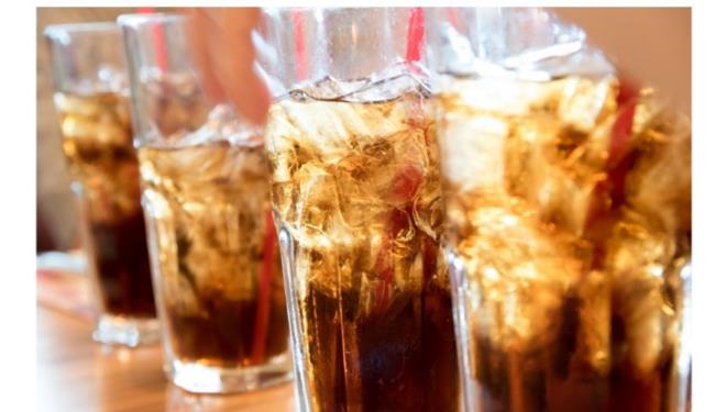 COLA  Kola, Eczac Dr. John S. Pemberton tarafndan 1886 Ylnda retilmi olup; forml gizli tutulmaktadr. Kola,Trkiye&#8217;de ilk defa1964 ylnda, stanbul&#8217;da retildi ve &#8220;Dnyaca Mehur Coca-Cola imdi de Memleketimizde&#8221; slogan ile duyurdu.