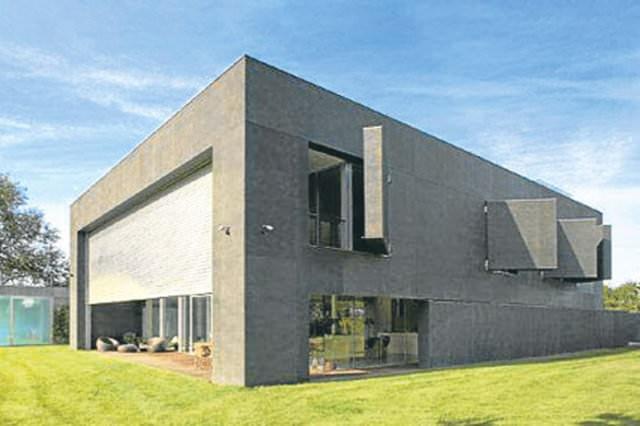 Adamn biri dikdrtgen biiminde ve her cephesi gney manzaral bir ev ina ediyor. Evi kocaman bir ay ziyaret ederse bu ay ne renk olur?