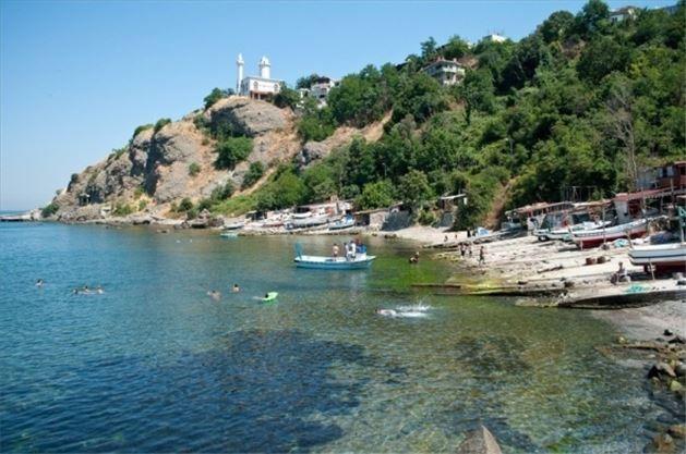 Anadolu Feneri: Anadolu Feneri de zellikle bahar ve yaz aylarnda haftasonu dinlence ve piknik keyfi iin uygun yerlerden birisidir. Karadeniz kysna inildiinde doa ve manzara gzel, piknik imkan iin ideal. Anadolu Feneri dalgakran ierisinde yer alan balk restoranlarnda da deniz rnleri keyfini karmak mmkndr.
