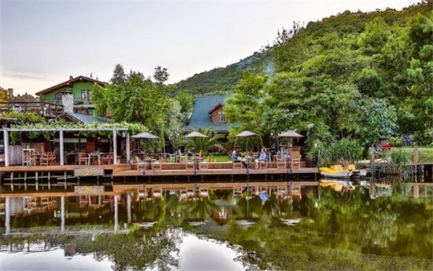 Ava: stanbul`a 100 km uzaklkta. Kumsal, koylar, kayalklar ve orman ile i ie grnts ile Ava, ehirden gelenlerin kendilerine pozitif enerji ykledikleri bir enerji noktas haline gelmitir. Ava, kk otelleri, muhteem doas ve yaknl ile ideal bir seim.