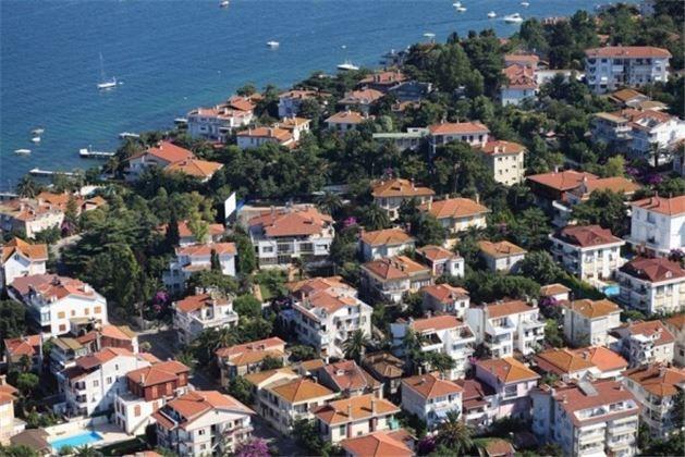 Adalar: stanbullular iin en kolay ulam olan Adalar ilk tercih olabilir. Bykada, Heybeliada, Knalada,Burgazada&#8217;ya Kabata, Kadky ve Bostanc`dan srekli vapur ve deniz otobsleri bulunmakta. Hafta sonu ok kalabalk olan adalar, hafta ii kaamaklar iyin ideal. Adalar baharda erguvanlar, mor salkmlar ve binlerce iek eidi ile adeta bir cennet. sterseniz fayton turu ile adalar gezebilirken isteyenler bisiklet srmenin keyfini karabilir.