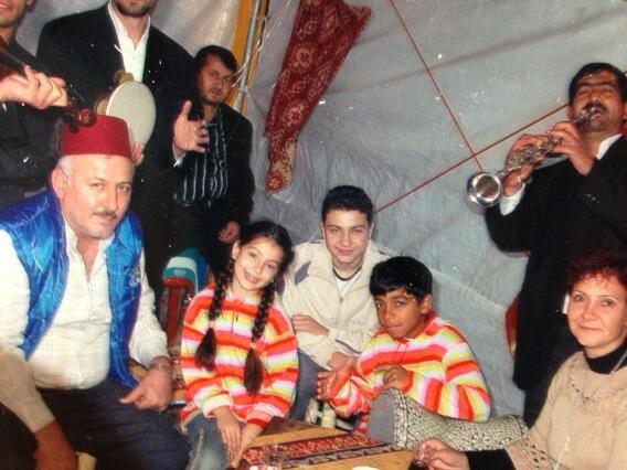 Barollerinde Mjdat Gezen, ala ikel, Zeki Alasya ve Alian'n yer ald Cennet Mahallesi'nin iki kk ocuu vard;  Ali ve Aye...