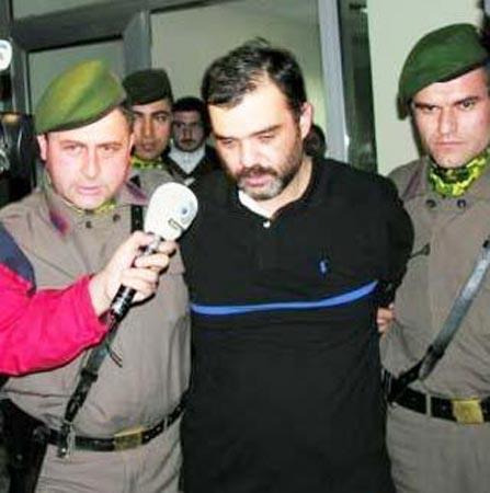 Uzun sredir gzlerden uzak bir hayat sren nanolu 30 Temmuz tarihinde spritel yaam terapisti sevgilisi Zeynep ile nikah masasna oturdu.