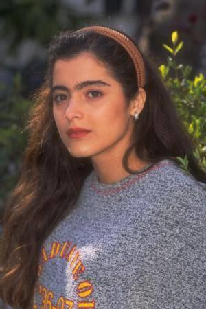 10 yl aradan sonra &#8216;Hayalperest&#8217; isimli albmle piyasaya geri dnen ayrolu&#8217;nun,  arklk albmnde kendi imzasn tayan bir para da yer alyor...