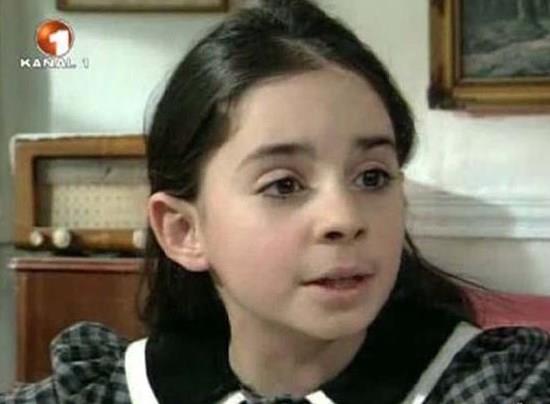 Unutulmayan diziler arasnda yer alan 'Sper Baba'nn Mine'si Payende izmeci, 1993'te yayna balayan dizide rol aldnda henz 7 yandayd...