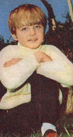 Siyah-beyaz Yeilam filmlerinde kimi zaman sokaklarda yankesicilik yapt, kimi zaman Filiz Akn ablasna elinde darbukasyla elik eden bir ingene oldu. Bazen de Ediz Hun'a "size baba diyebilir miyim amca" deyip mavi gzlerinden boncuk gibi yalar aktt...