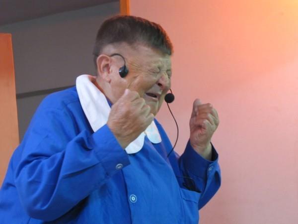 zgr Gda Mobilya yneticisi Ali Rza A&#8217;n sponsorluunda gerekleen oyunda emekli retmen Mustafa Bdl ve tiyatrocu Fuat Dilek ile birlikte 4 okulda renci rolnde sahne alan iko Nuri, balon isteme sahnesinde duygusal anlar yaatt.