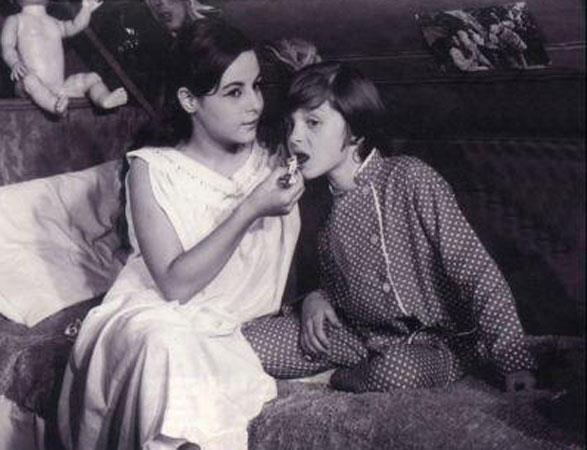 Filmleri ve hayran kitleleleriyle bir zamanlarn gndemden dmeyen Yeilam yldzlar, imdi bakn nasl hayatlar yayor... te Yeilam oyuncularnn film gibi gerek hayat hikayeleri...  1959 doumlu mercik ya da gerek adyla mer Dnmez, 4 yanda kamera karsna geti. 60'l ve 70'li yllarda 40'a yakn filmde oynad...