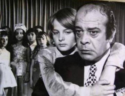 Filmlerdeki deimez rol arkada ve gerek hayattaki kuzeni Zeynep Deirmenciolu'nun (Ayecik) babas senarist Hamdi Deirmenciolu onu Ses dergisinin ocuk yldz yarmasna sokmasayd belki de hayat ok farkl bir ekilde ilerleyecekti...