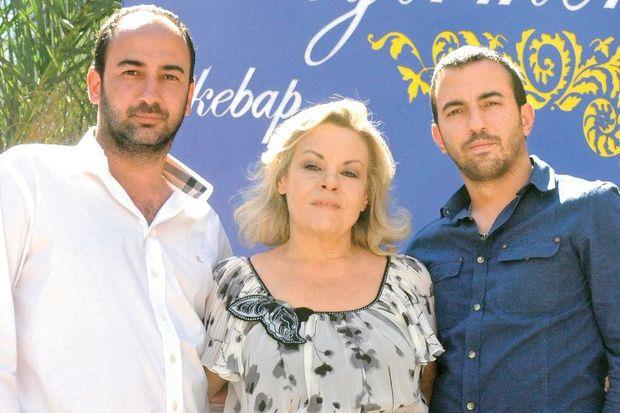 Gnmzde emlaklk emlak iinden sonra restoran iletmeciliine soyundu, uan Fenerbahe'de soyadn tayan bir kebap iletiyor.