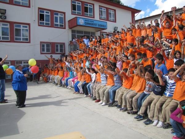 1968 ylnda TRT 1'de yaynlanan ve Canan Arsoy'un hazrlad 'Bizim Sokak' isimli film ile televizyon hayatna balayan iko Nuri, 40 yllk sanat hayat iersinde Orhan Boran, Fatma Girik, Adile Nait, Mnir zkul gibi birok sanatyla alt.