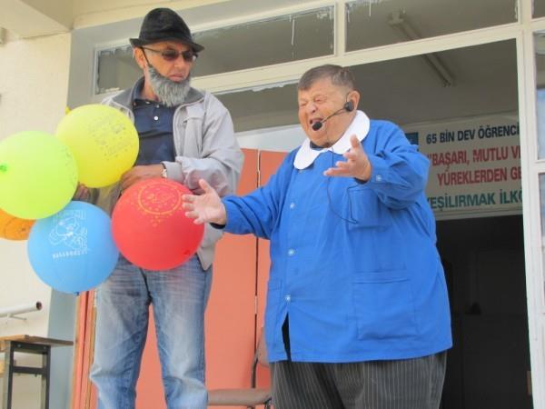 Yaklak 300 sinema filminde rol alan Stk Sezgin, Amasya&#8217;nn Taova ilesinde sahne ald oyunda duygulanan baz rencileri alatt.