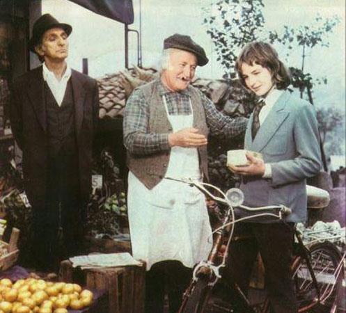 Hayat 1978'in kt bir gnnde, arabasnn kelebek camn onarrken karard. stteki bir viday altna eilip kontrol ederken, elindeki tornavida dp, sol gzne sapland...