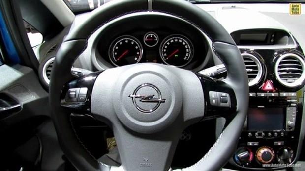 * P4 zellii ara seyir halindeyken aracn drt kapsnn birden kilitlenip kilitlenmeyeceini ayarlar.