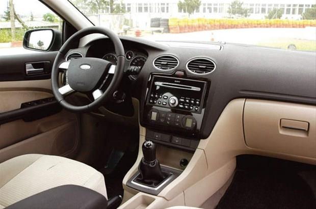 FORD FOCUS GHIA Sinyal kolunu sola dnecekmi gibi ekin ama kilitlemeyin yani sinyal yanma seviyesine kadar ekin ve brakn, Otomatik olarak 3 kez sinyal verecektir. Bu zellik Makyaj sonras ghialarda bulunmaktadr.