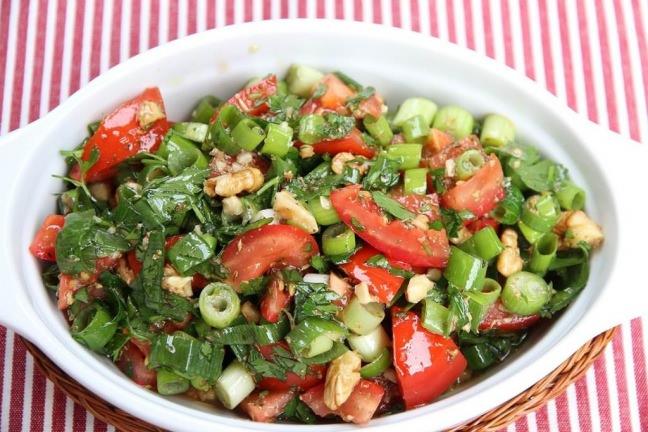 5. YELLK: Ispanak, roka, marul, lahana, kvrck salata gibi yeilliklerin iyi ykanmamas barsak bakterilerine davetiye karyor.