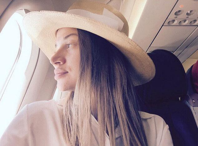 Derya Akgz,Hadise'nin menajerliini ve stylingini yapan ablas Hlya Akgz ile birlikte almakta