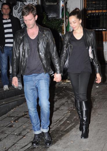 "Azra'y ok severim. 8-9 yldr tanyorum. ok iyi bir kz. Olmad m olmuyor. Her ey sevgiyle olmuyor, baz yerlerde kopabiliyorsunuz"