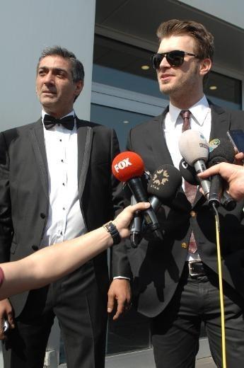 Cem Tatltu, ekrandaki grntsnn yanna kardei Kvan Tatltu'un resmi getirilince "Biri kara bcek dieri kainatn en gzel erkei..