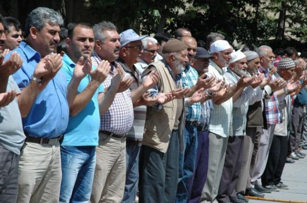 ehit olan ve darbeye direnen Msrllar iin dua edildi.