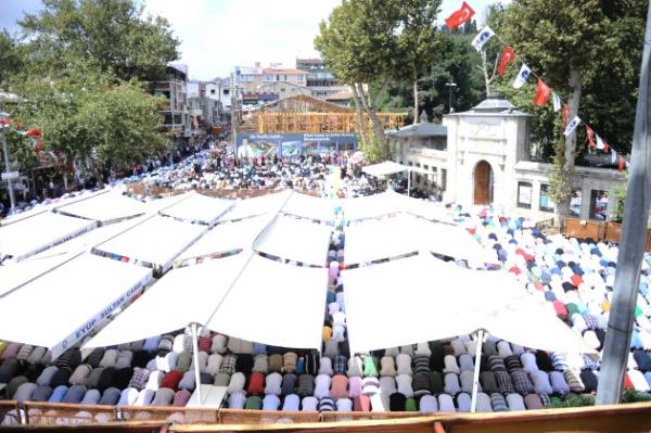 Yry srasnda  "Katil Sisi, Mcahit Mursi", "Katiller bir gn hesap verecek?, "Mslman uyuma kardeine sahip k", "hvan'a selam direnie devam" sloganlar atld.