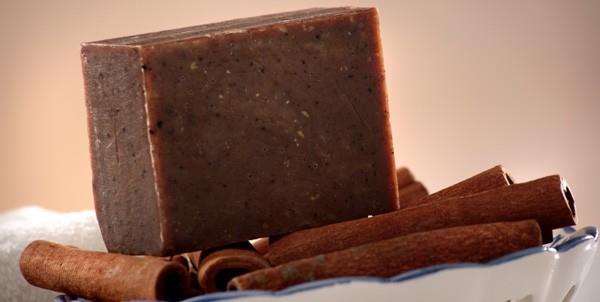 Tarn zl sabun  <br>eriindeki tarn ekstresi ve tarn zleri banyonuzu SPA etkisi ile keyfe dntrr. Tarn sabunu ile yapacanz scak su banyosu, gn boyu yaadnz stresi atmanz salar. Tamamen bitkisel yalardan elde edilen tarn sabunu, cildinizi pamuksu bir grnme kavutururken istenmeyen cilt rahatszlklarnn da giderilmesine destek olur.