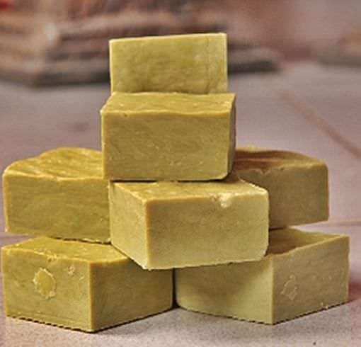 Bttm sabunu<br>  Yabani fstk olan bttm ve menengi yandan yaplan bir sabun eididir. Sa kklerini besler, kepei, yalanmay nleyip kuru salar nemlendirir. Antiseptik zelliinden dolay sa diplerindeki yara ve tahrileri tedavi edici zellii vardr.