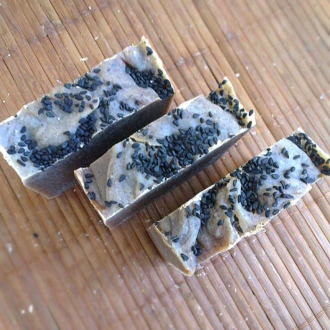 rek otlu sabun<br>  rek otu yann canlandrc ve arndrc zelliinden faydalanan muhteem bir cilt sabunudur. eriinde bulunan cilt besleyici ya asitleri sayesinde cildinizi nemlendirir, canlandrr ve peeling etkisi ile l hcrelerden arnmasna yardmc olur.