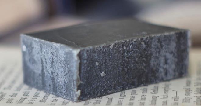 Kil zl sabun  <br>erdii zler sayesinde cilt bakmnda ok ynl bir sabundur. Derin bir temizleyici olup kiri epidermisin derinliklerinden karr. Cildi besler, salkl bir grnm kazandrr. zellikle siyah noktalarn giderilmesinde etkilidir.