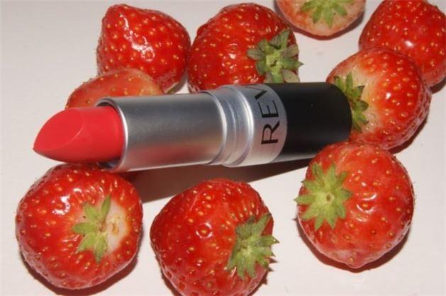 Ruj hilesi / ileklerin daha krmz grnmesi iin zerlerine ruj srlyor. Akas lezzetine bir ey diyemeyiz, ama epey krmz grndkleri kesin.