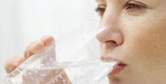 Bu da midenin kk eriliine uyan ksmnda Waldeyerin mide caddesi denen oluk bulunur. Sv gdalar bu yolu takip ederek devaml kk bir akl olan mide kn geerek onikiparmak barsana geer.