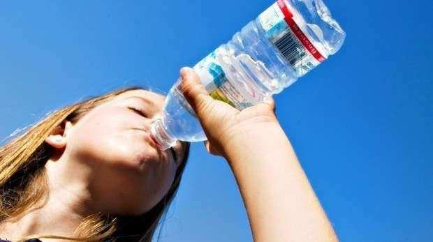 Nakledilen sahih hadislere gre peygamber efendimiz ayakta su iilmememesi gerektii konusunda mslmanlar sk sk uyarm. Bilim dnyas 1400 yl sonras yapt bir paralel aklama ile aslnda peygamberimizin asrlar sonra bir mucizesinide teyid etmi oldular.