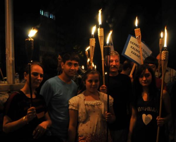 Yalova'da 2 bin 504 kiinin yaamn yitirdii 17 Austos 1999 Marmara Depremi'nin 14'nc yldnm nedeniyle Deprem Ant'nda anma treni dzenlendi.