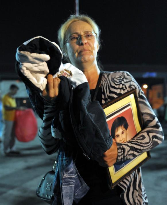 Felaketin meydana geldii saat 03.02'de hayatn kaybedenler iin anma treni yapld. l yneticilerinin yan sra depremde yaknlarn kaybedenler ve ok sayda kiinin katld anma treninde dualar okundu, gzyalar sel oldu.