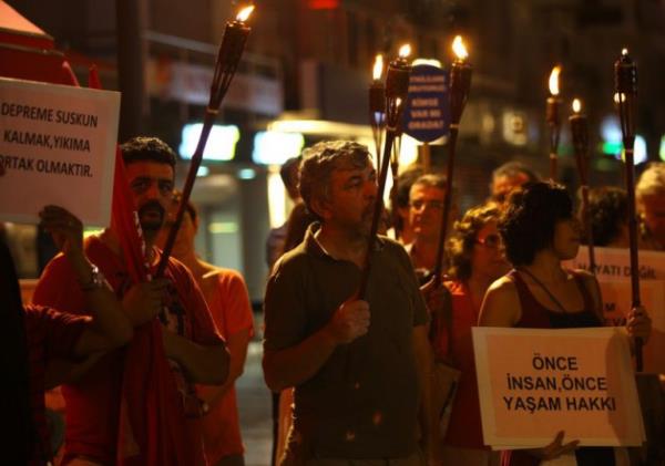 <p><b>MEALEL YRY</b></p>  Mahalle Afet Gnllleri Dernei (MAG) yeleri de Deprem Ant'ndan balayarak Cumhuriyet Meydan'na kadar ellerinde mealelerle yrd. Trende Cokun, Koal ve Pehlivan, yrye katlanlara helva datt.