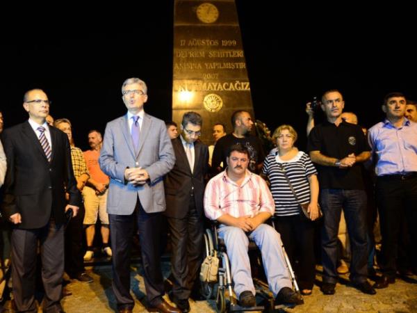 AK Parti Yalova Milletvekili Temel Cokun, Yalova Belediye Bakan Yakup Koal, AK Parti Yalova l Bakan Mustafa Pehlivan, CHP Yalova l Bakan zcan zel de anma trenine katld. Yalova l Mftl grevlileri Kur'an- Kerim ve dualar okudu, ilahiler syledi.