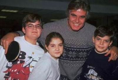 Tark Akan'n ocuklarnn ad zgr, zlem ve Bar.