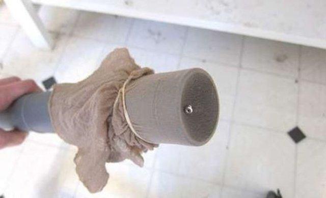 orap ya da baka bir ince bir eyi, sprgeye takn. Bylelikle kpenizi ya da baka taklarnz kolayca bulursunuz.