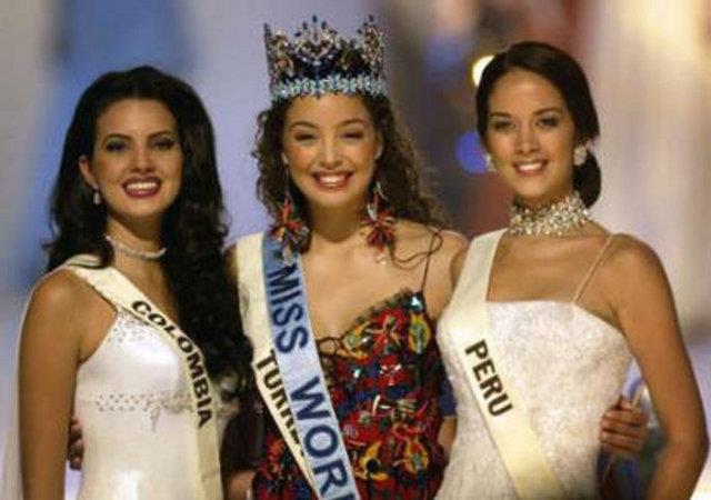 Azra Akn - 2002 Trkiye ve Dnya gzeli