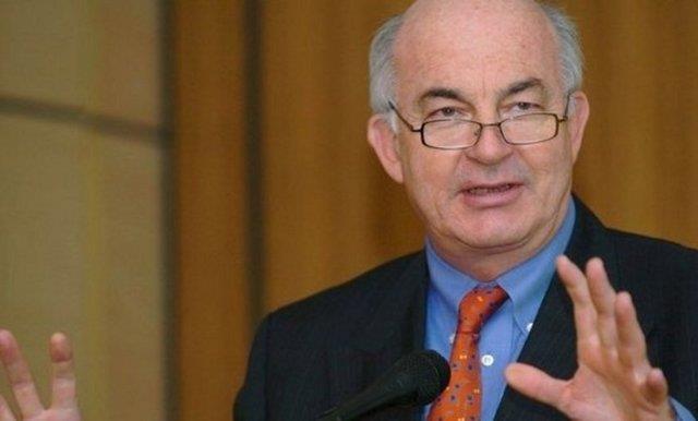 Kemal Dervi - 1977'de Dnya Bankas'na girdi. Bu kurumda 1996 ylnda Ortadou ve Kuzey Afrika'dan sorumlu bakan yardmclna ykseldi. Ayrca 2001 ylnda lkemizde Ekonomiden Sorumlu Devlet Bakanl grevini stlendi.